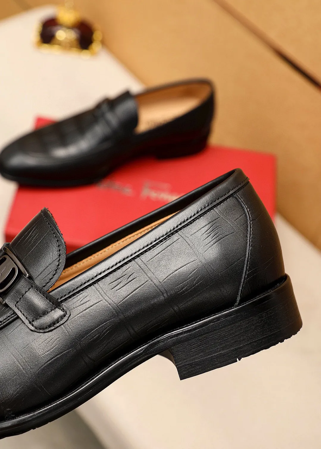Men's shoes💰480💰 Product trademark: Ferragamo "Ferragamo" casual leather shoes Regular size: 38-44 (custom-made for 45🉑️) Product materials: Selected imported first-layer calfskin upper + original hardware buckle, imported water-dyed cowhide leather lining. Strong three-dimensional visual effect, combined outsole Color: 1⃣️color optional